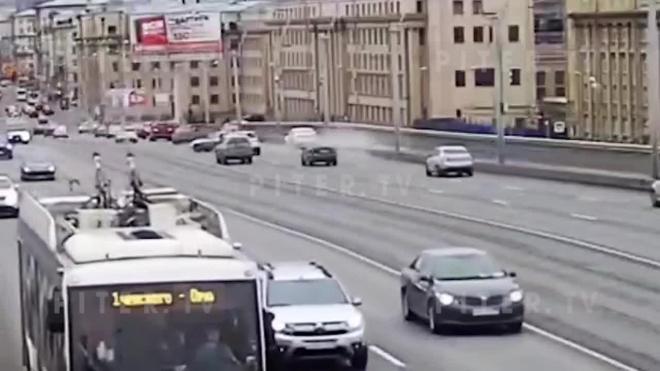 На мосту Александра Невского произошло массовое ДТП