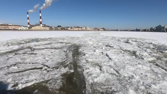 МЧС начало вскрывать ледовое покрытие на центральных реках Петербурга