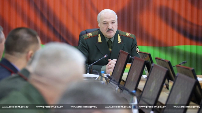 Лукашенко объяснил, зачем носит военную форму