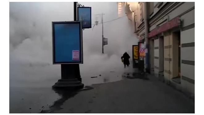Прорыв кипятка превратил улицу Пестеля в Петербурге в подобие ада