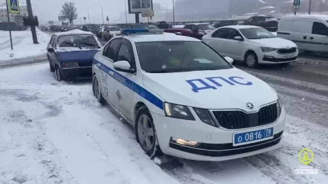 На Пироговской набережной задержали водителя без номеров с поддельным удостоверением