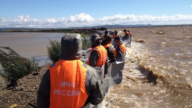 Комсомольск-на-Амуре спасали от наводнения, держа дамбу телами