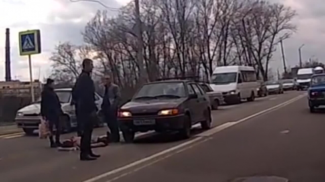 Жуткое видео из Смоленска: легковушка сбила пешехода