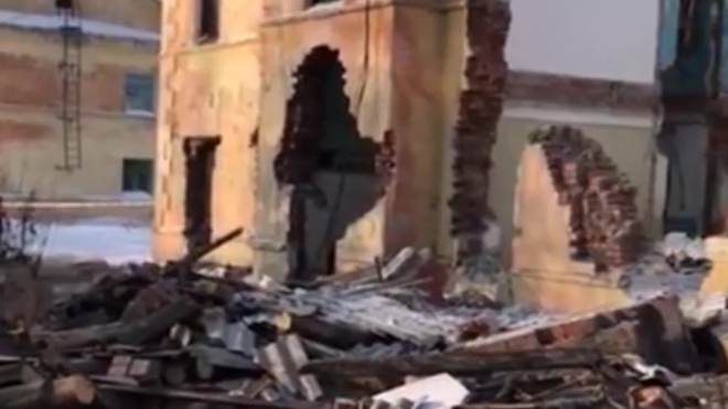 Видео из Омска: рухнул аварийный дом