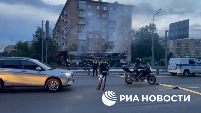 На внешней стороне ТТК в Москве загорелся подъемный кран