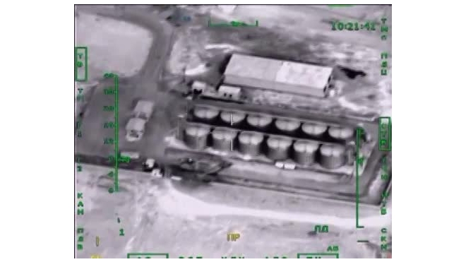 Минобороны РФ опубликовало эффектное видео разгрома нефтехранилища ИГИЛ российской авиацией