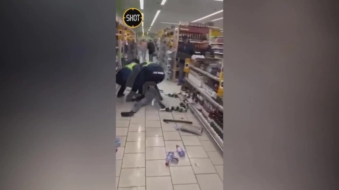 Мужчина с ножом набросился на покупателей в супермаркете в ХМАО