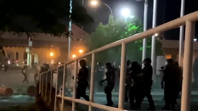 В США в ходе протестов пострадали двое полицейских, есть задержанные 