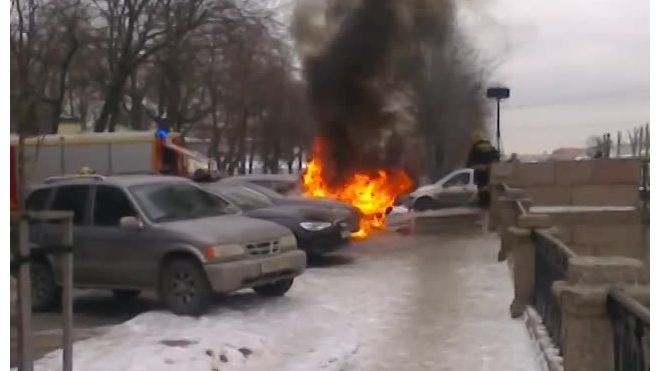 Петербуржцы сняли на видео горящий BMW жены Сергея Шнурова