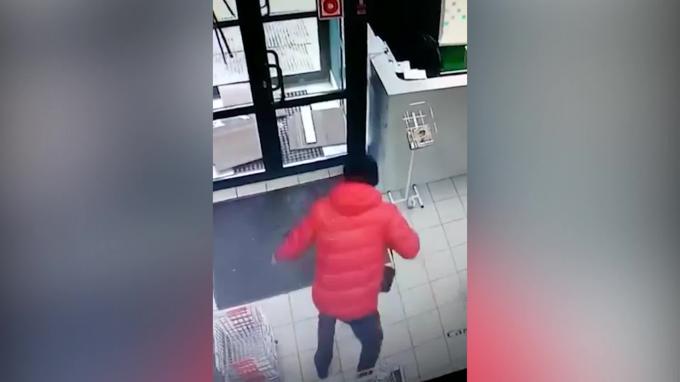 После кражи. Выбили дверь в магазине. Пытается выбить стекло. Сфотографировали после кражи. Воровство в магазинах видео.