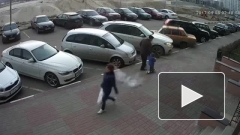 В Воронеже подростки скинули c крыши на пожилого человека с внуком кусок бетона»