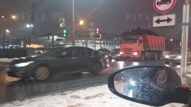 Авария с участием "КамАЗа" собрала пробку на набережной Обводного канала