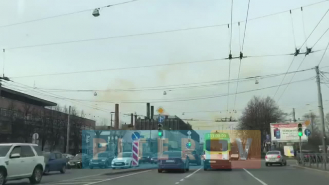 Видео: петербуржцы обеспокоены жёлтым дымом над Кировским заводом