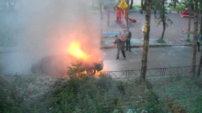 Во дворе на Науки горит машина 