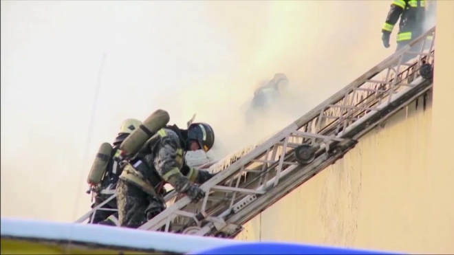 8 пожарных машин тушили пожар на улице Розенштейна, огонь бушевал два часа