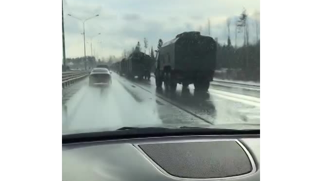 Петербуржцы сняли на видео колонну военной техники на Приозерском шоссе