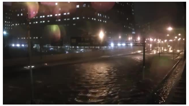 Видео: ураган «Сэнди» превращает улицы Нью-Йорка в бурные реки
