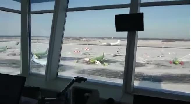 Появилось видео аварийной посадки российского самолета в Сибири из диспетчерской