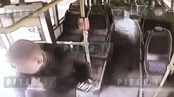 Появилось видео, как школьника зажало дверьми автобуса на Композиторов