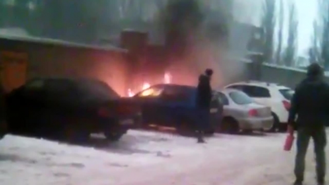 Видео: дотла сгорели две машины на стоянке в Воронеже