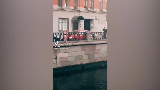 Мужчина прыгнул в воду на набережной канала Грибоедова на глазах у полицейских