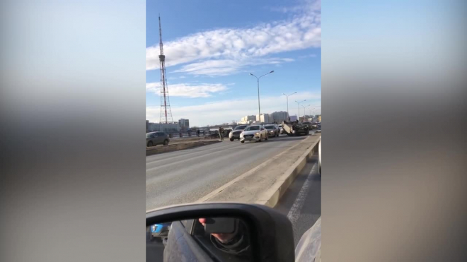 Видео: на Выборгской набережной перевернулось авто 