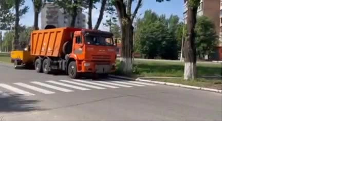 Спецмашины из Ленобласти приводят в порядок улицы в Енакиево