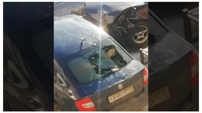 Видео: гитарист выкинул люстру на окно чужой машины 