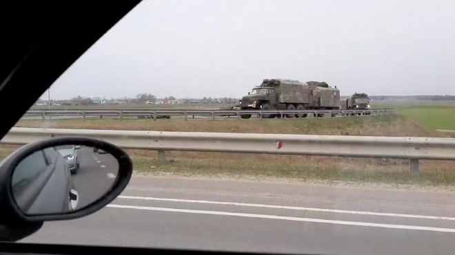 Опубликовано видео военных машин, спешащих к границам Белоруссии