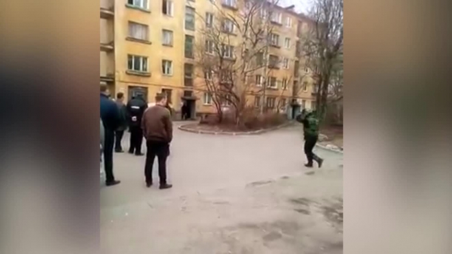 Видео из Карелии: в центре города пьяный неадекват устроил перестрелку с полицейскими