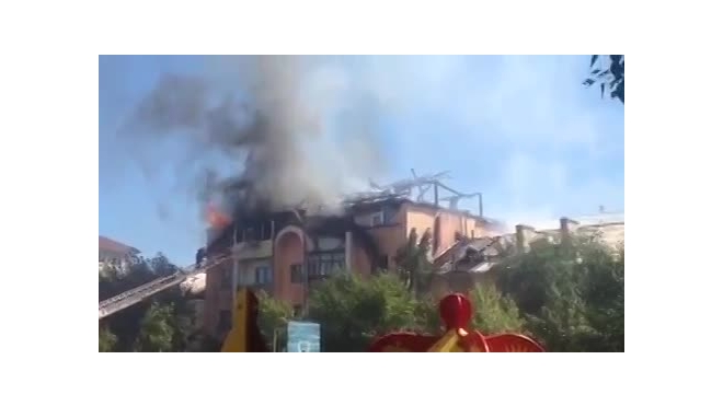 Появилось видео сильного пожара на крыше многоквартирного дома в Улан-Уде