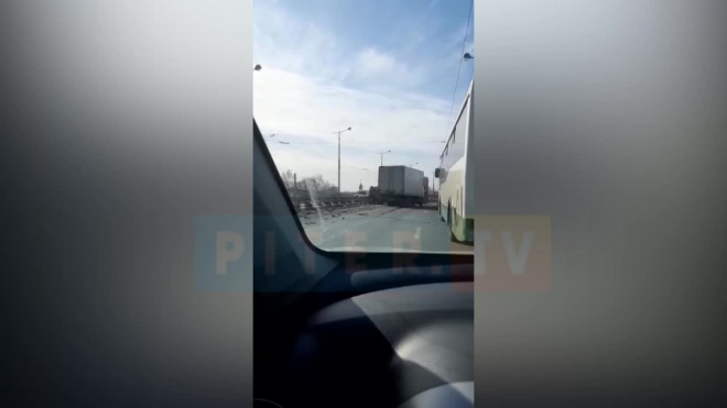 Водителя вырезали из машины после ДТП с грузовиком на Стачек