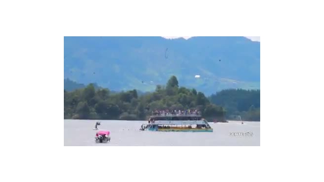 В интернете появилось видео, как в Колумбии тонет корабль с туристами