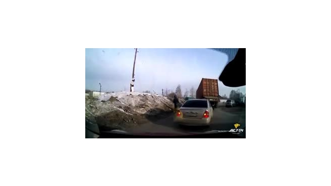 В Новосибирске на видео попало ДТП, где у фуры оторвался прицеп