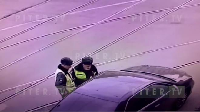 На видео попало задержание водителя авто на углу Садовой и Инженерной