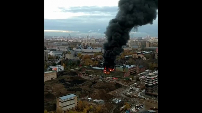 Появилось видео пожара в здании бывшего завода "Серп и молот" в Москве