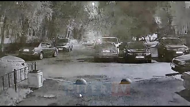 Видео: водитель зацепил два припаркованных авто на Искровском и перевернулся