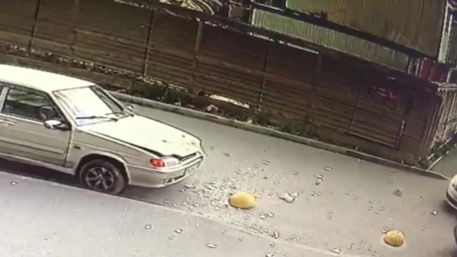Видео: в Мурино на машину сбросили унитаз