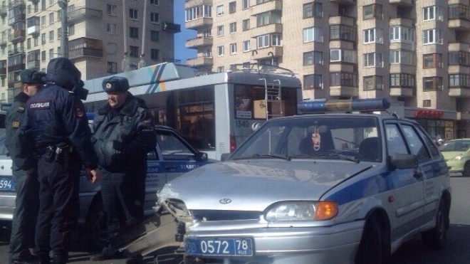 Полицейский автомобиль попал в опасное ДТП на проспекте Ветеранов