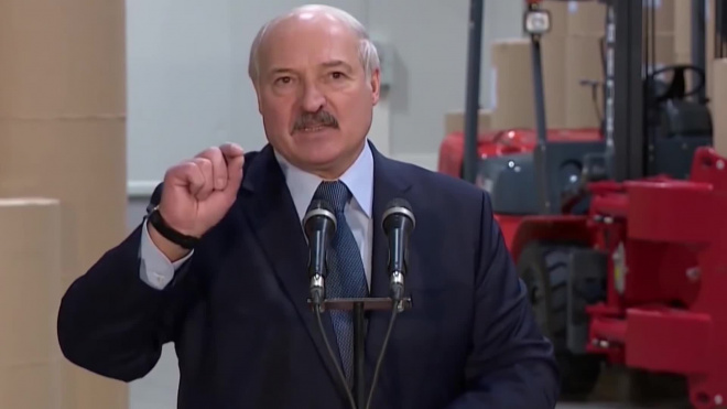 Лукашенко поручил помочь застрявшим в Польше россиянам вернуться домой