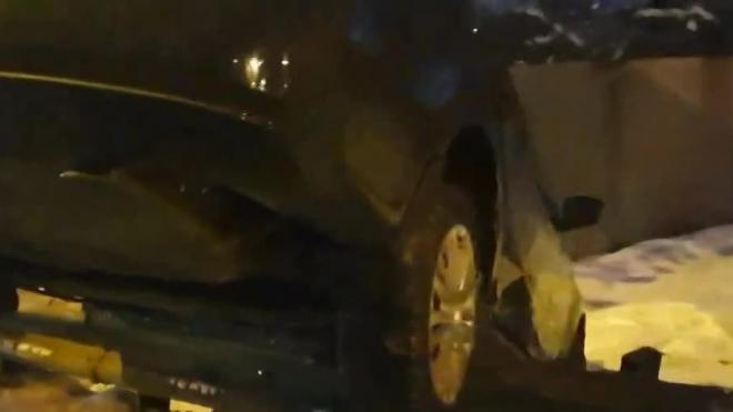 Иномарка повисла между отбойником и шумозащитным экраном на Рябовском шоссе