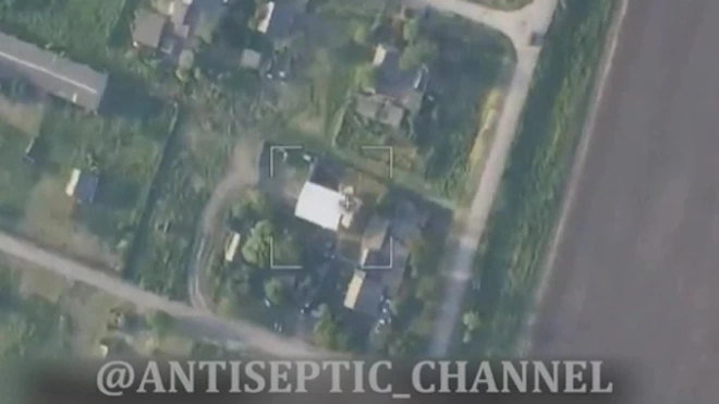 В сети появились кадры новой атакующей тактики российских дронов-камикадзе