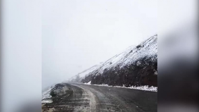 Очевидцы сняли на видео снег в Магаданской области 