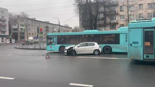 Автобус врезался в легковушку на перекрестке Ланского шоссе и Новосибирской улицы