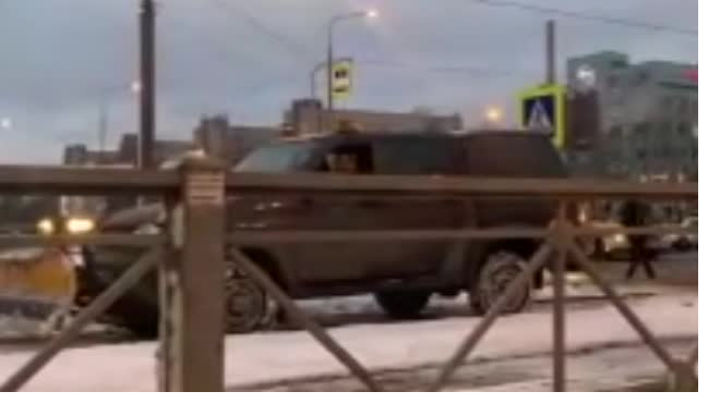 Петербуржцы заметили на трамвайных путях необычную снегоуборочную технику