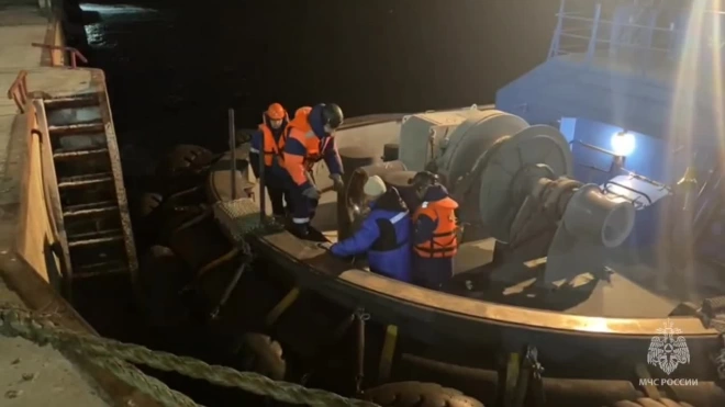 Спасатели эвакуировали члена экипажа танкера "Глорилэнд" в Охотском море