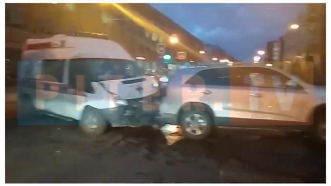 Появилось видео ДТП в Петроградском районе с участием кареты скорой помощи
