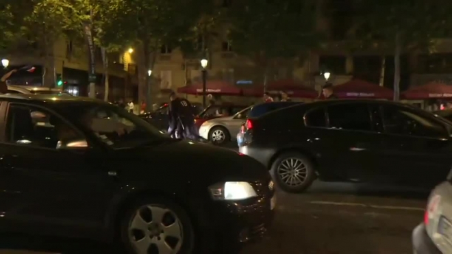 После победного для Франции матча на улицах Парижа болельщиков разгоняли слезоточивым газом 