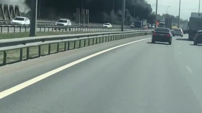 В Ленобласти около "Мега Парнас" загорелся грузовик с асфальтом