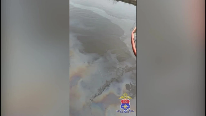 В Петербурге произошел разлив нефтепродуктов в акватории реки Малая Невка